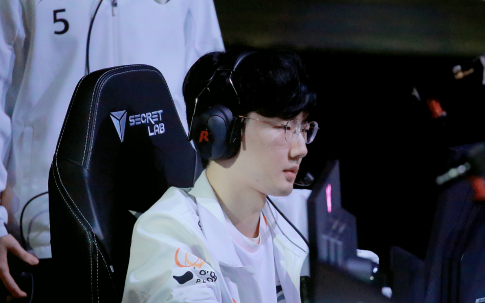 关于KT血洗GEN,Clid团战一打五宿敌对决半决赛,锁定晋级资格的信息 关于KT血洗GEN,Clid团战一打五宿敌对决半决赛,锁定晋级资格的信息