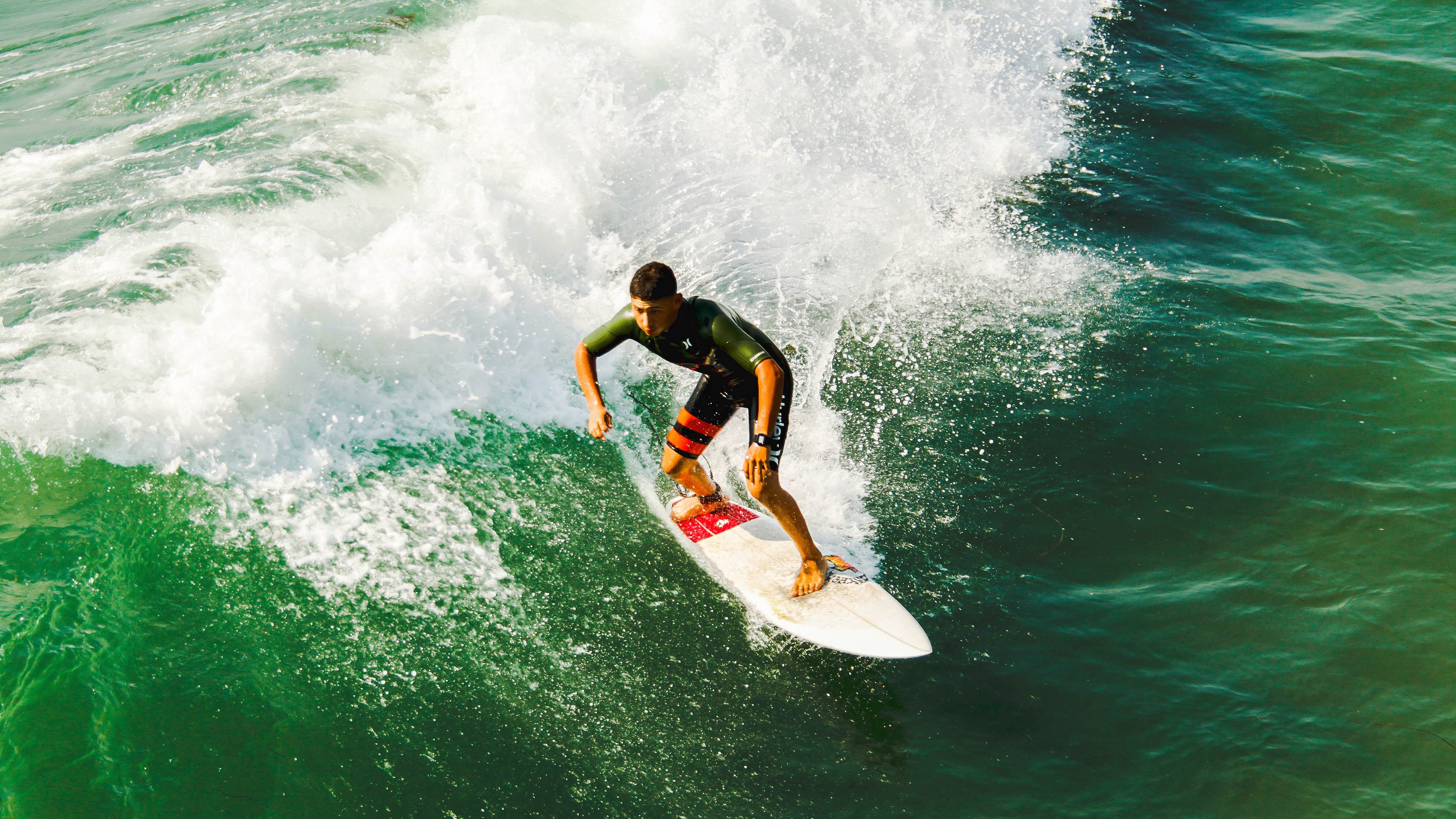 开云体育官方网站-孤胆英雄的夜晚，布克狂轰62分却难敌绿军铁血团队
